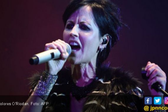 Kisah Kelam di Balik Lagu Terbaik Dolores O'Riordan - JPNN.COM