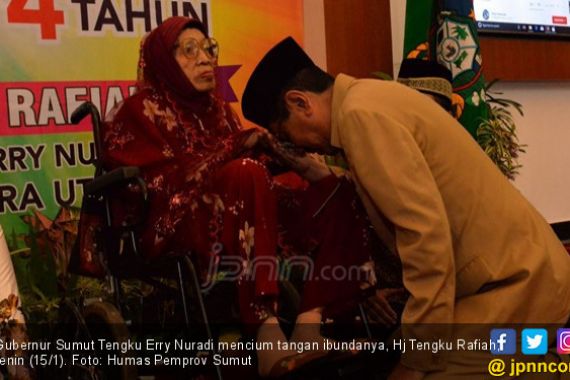 Gubernur Erry Nuradi Bersimpuh, Bersyukur Miliki Ibu Bertuah - JPNN.COM