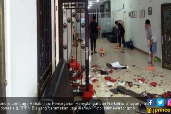 Pencandu Narkoba Mengamuk, Kantor LRPPN BI Medan Rusak Parah - JPNN.COM