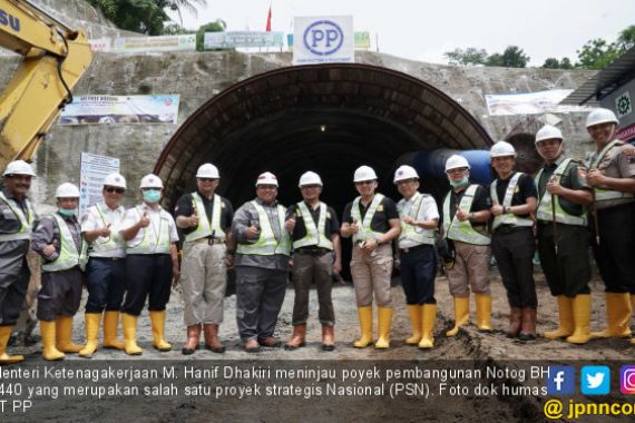 Menaker Kunjungi Proyek Terowongan Double Track Terpanjang - JPNN.COM