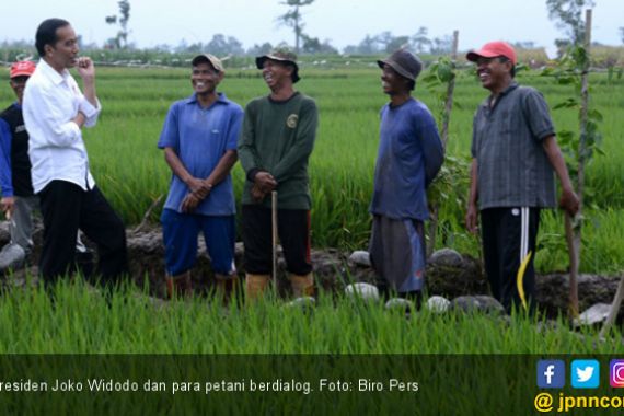 Presiden dan Petani pun Tertawa di Sawah - JPNN.COM