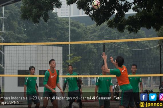 Lihat, Timnas U-23 Latihan di Lapangan Voli - JPNN.COM