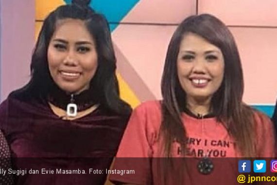 Ely Sugigi dan Evie Masamba Dibilang Kembar, Cantik Mana? - JPNN.COM