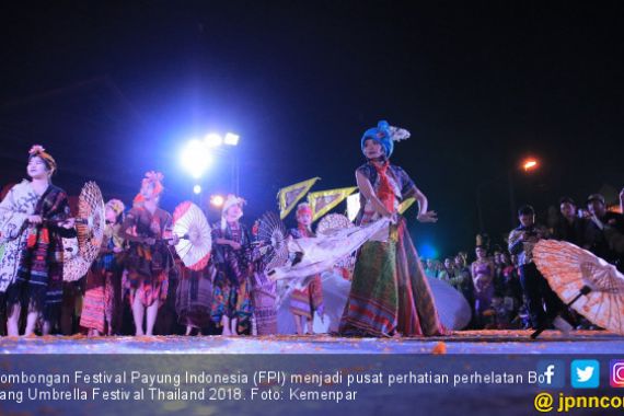 Rombongan Festival Payung Indonesia Jadi Pusat Perhatian - JPNN.COM