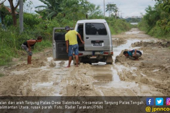 Ini Bukan Kolam Tapi Jalan Dekat Ibu Kota, Parah Banget - JPNN.COM