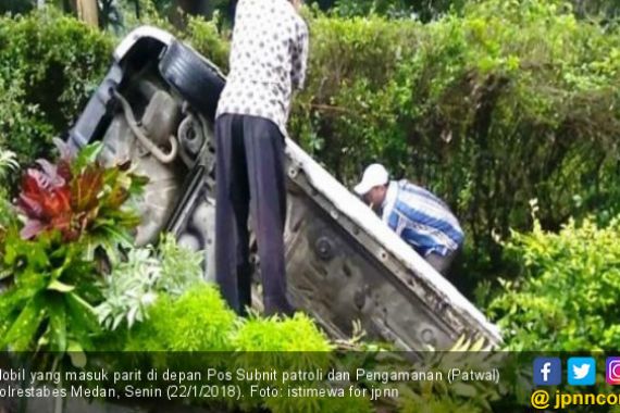 Sopir Terkejut, Mobil Ini Nyemplung ke Parit Pos Polisi - JPNN.COM