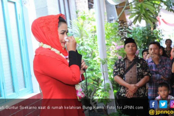 Air Mata Puti Soekarno Jatuh di Rumah Kelahiran Bung Karno - JPNN.COM