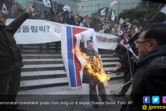 Warga Korsel Beramai-ramai Bakar Kim Jong Un - JPNN.COM