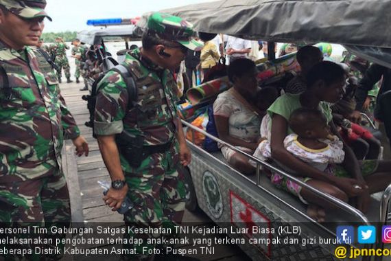 Satgas Kesehatan TNI Evakuasi Pasien Ke RSUD Agats - JPNN.COM