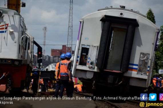 3 dari 10 Gerbong Argo Parahyangan Anjlok di Stasiun Bandung - JPNN.COM