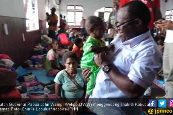 Kunjungi Asmat, Cagub Papua Jhon Wempi Serahkan Bantuan - JPNN.COM