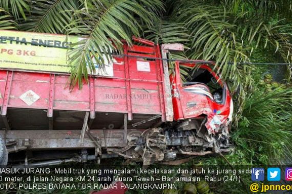 Hindari Fuso, Truk Bermuatan Elpiji Masuk Jurang - JPNN.COM