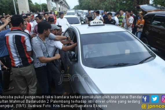 Driver Taksol dan Sopir Taksi Bandara Bentrok Lagi - JPNN.COM