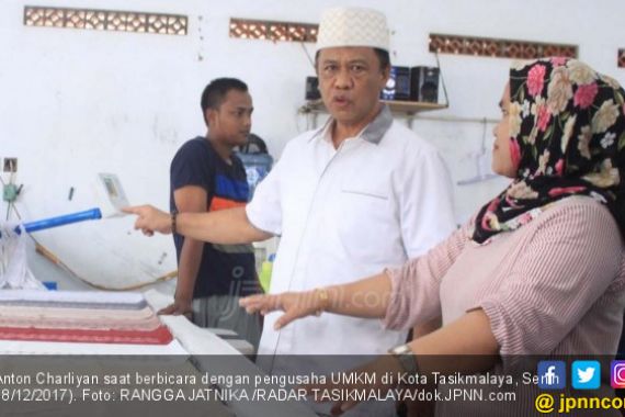 Anton Charliyan Janji Perjuangkan Perda Pesantren - JPNN.COM