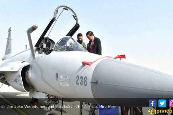 Pak Jokowi Intip Kokpit Pesawat Tempur JF-17 Milik Pakistan - JPNN.COM