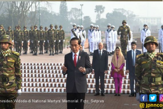 Presiden Jokowi Berdoa di National Martyrs’ Memorial - JPNN.COM