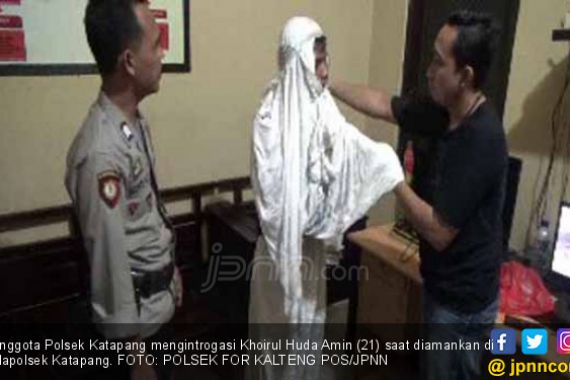 Lihatlah, Maling HP Kabur ke Masjid Lalu Pakai Mukena - JPNN.COM