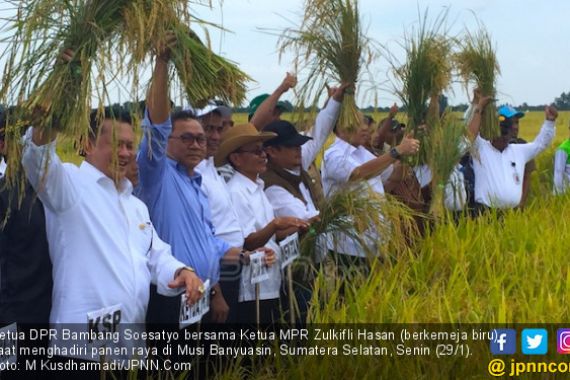 Panen Raya Dihadiri Pejabat, Petani Kompak Tolak Impor Beras - JPNN.COM