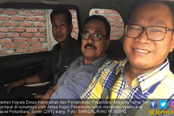 Lihat, Mantan Kepala DKP Pekanbaru Akhirnya Dijemput Jaksa - JPNN.COM