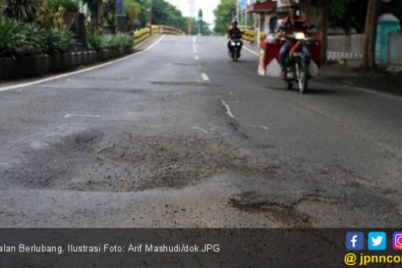 Doktor Andi Setiap Hari Bawa Batu, Tutup Lubang di Jalan - JPNN.COM