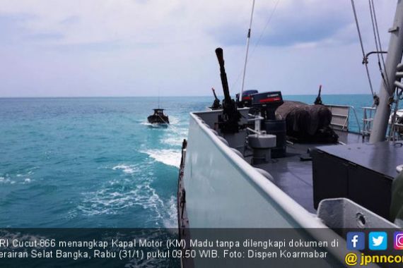 KRI Cucut Tangkap Kapal Ikan Tanpa Dokumen di Selat Bangka - JPNN.COM