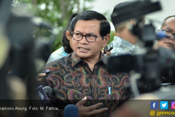 Pak Jokowi Tersenyum Ditanya soal Pramono Anung dan Puan - JPNN.COM