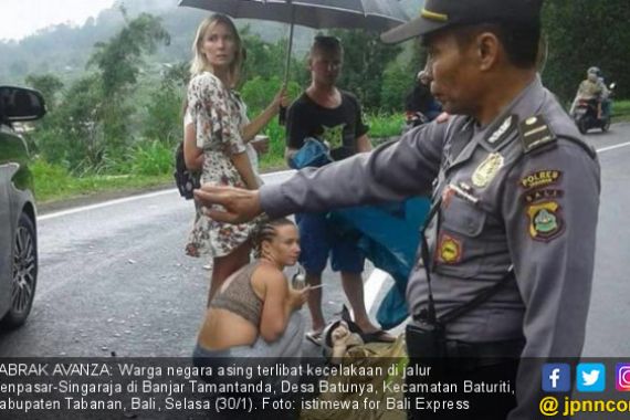 Naik Motor Lewati Markah, Bule Rusia Tabrak Avanza - JPNN.COM