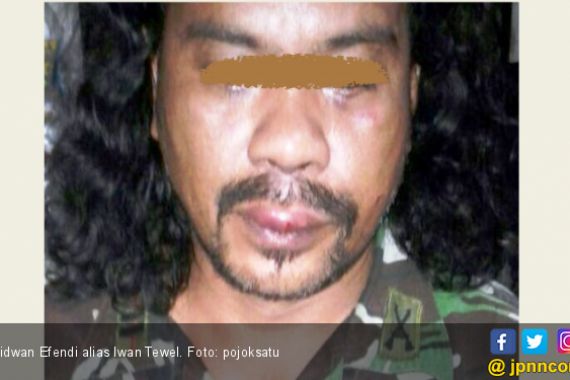 Pasang Muka Seram, Pria Berjaket Loreng Serang Polisi - JPNN.COM