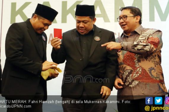 Coba Tebak! Untuk Siapa Kartu Merah di Tangan Fahri Hamzah - JPNN.COM