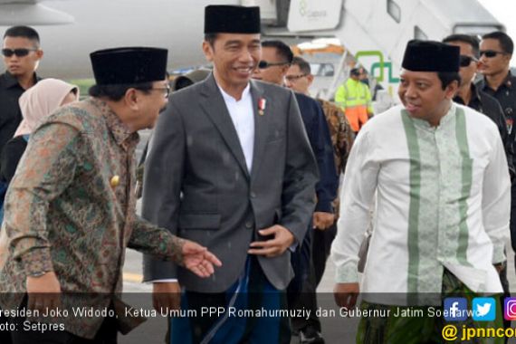 Bersarung, Jokowi dan Ketua Umum PPP naik pesawat ke Jatim - JPNN.COM