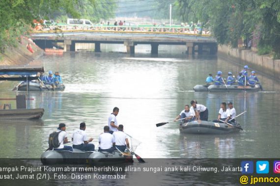 KEREN! Prajurit Koarmabar Membersihkan Kali Ciliwung - JPNN.COM