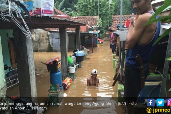 Banjir Datang, Ratusan Warga Jagakarsa Mengungsi - JPNN.COM