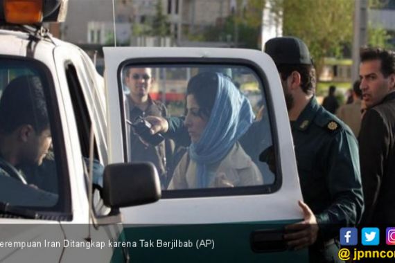 Copot Jilbab di Muka Umum, Puluhan Perempuan Iran Ditangkap - JPNN.COM