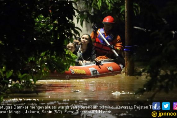 Lihat! Warga di Kalibata Nyaris Hanyut Diseret Arus Banjir - JPNN.COM