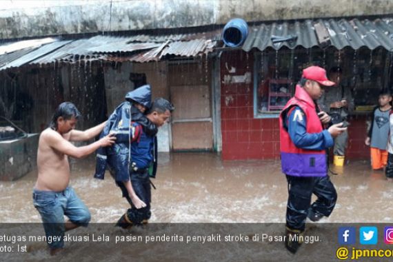 Penderita Stroke Nyaris Terjebak Banjir - JPNN.COM