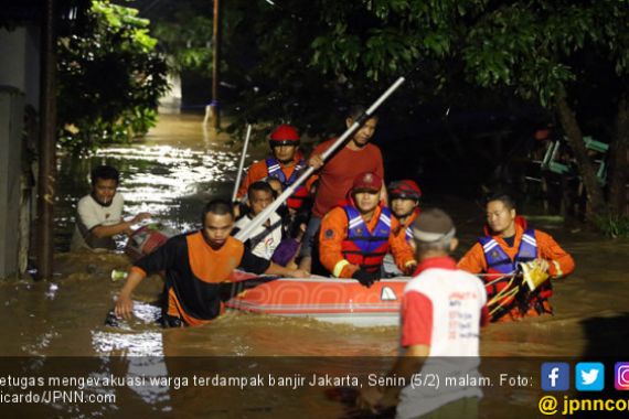 Sebagian Jaktim Banjir, Petugas Damkar Evakuasi Warga - JPNN.COM