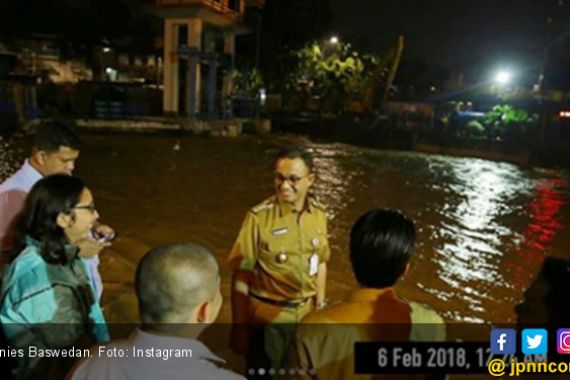 7 Foto Anies Saat Pantau Banjir Jakarta Selasa Dini Hari - JPNN.COM