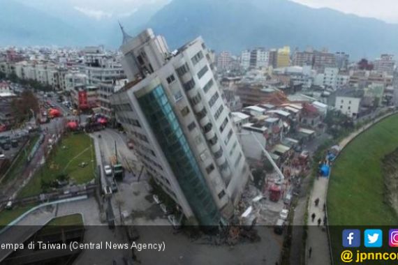 Dahsyatnya Gempa Taiwan, Gedung Bertingkat Miring - JPNN.COM