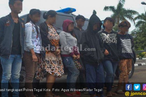 Goda Lelaki di Pasar Burung, Dua Ibu-ibu Diangkut Polisi - JPNN.COM