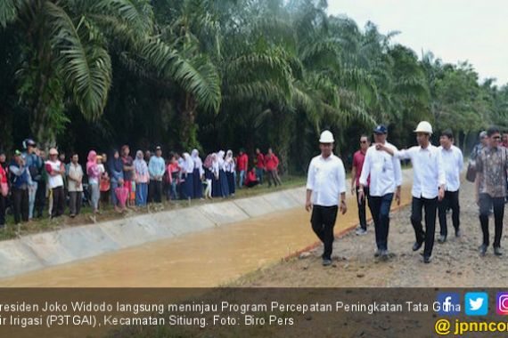 Tiba di Dharmasraya, Jokowi Tinjau Proyek P3TGAI di Sitiung - JPNN.COM
