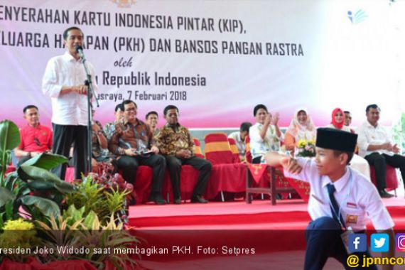 Jokowi Serahkan 1.250 PKH dan 1.170 KIP di Gresik - JPNN.COM