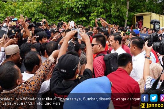 Warga Dharmasraya Antusias Sambut Kedatangan Presiden Jokowi - JPNN.COM