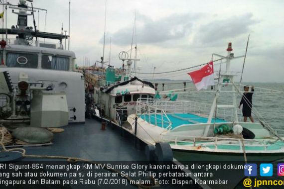 KRI Sigurot Tangkap Kapal Berdokumen Palsu - JPNN.COM