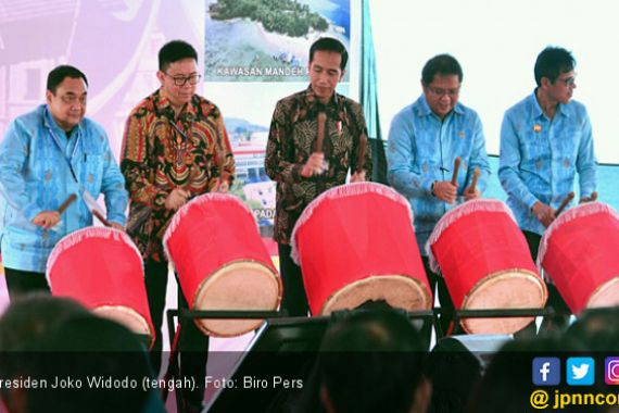 Pak Jokowi Canangkan Revitalisasi 1.000 Rumah Gadang - JPNN.COM