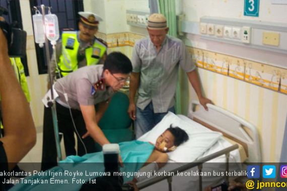 Jenguk Korban Kecelakaan Subang, Kakorlantas Tanya Sopir Bus - JPNN.COM