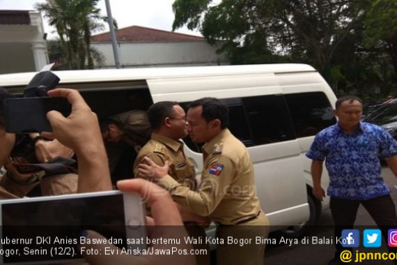 Anies Hampiri Bima Arya untuk Lihat Bendungan Katulampa - JPNN.COM