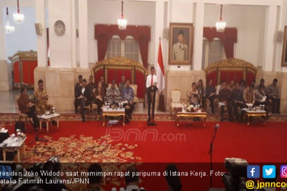 Pak Jokowi Tiba-Tiba Datangi Sri Mulyani dan Jabat Tangannya - JPNN.COM