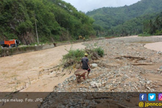 Sungai Meluap, Lima Desa Banjir Batu - JPNN.COM