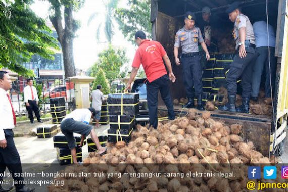 Dikira Narkoba, Ternyata Ratusan Dus HP dan Jam Ilegal - JPNN.COM