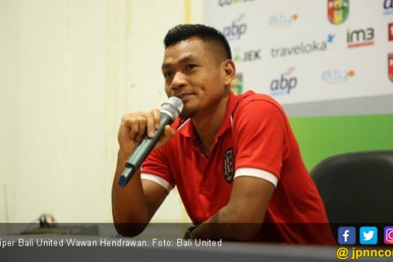 Sikap Terpuji Kiper Bali United usai Diludahi Bomber Persija - JPNN.COM